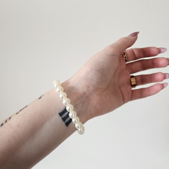 Elegant Faux Pearl Bracelet - Picture 3 of 3